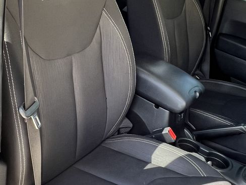 Used 2017 Jeep Wrangler Unlimited Rubicon w/ Connectivity Group image 10