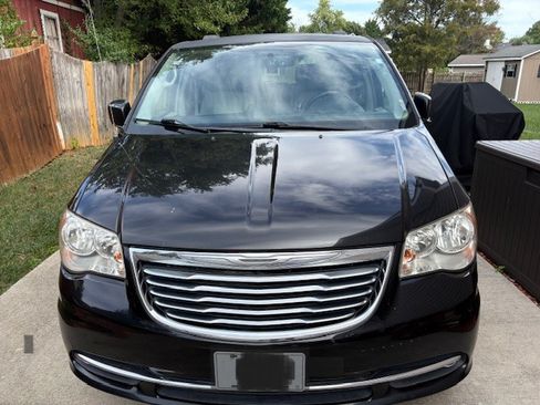 Used 2013 Chrysler Town & Country Touring image 1