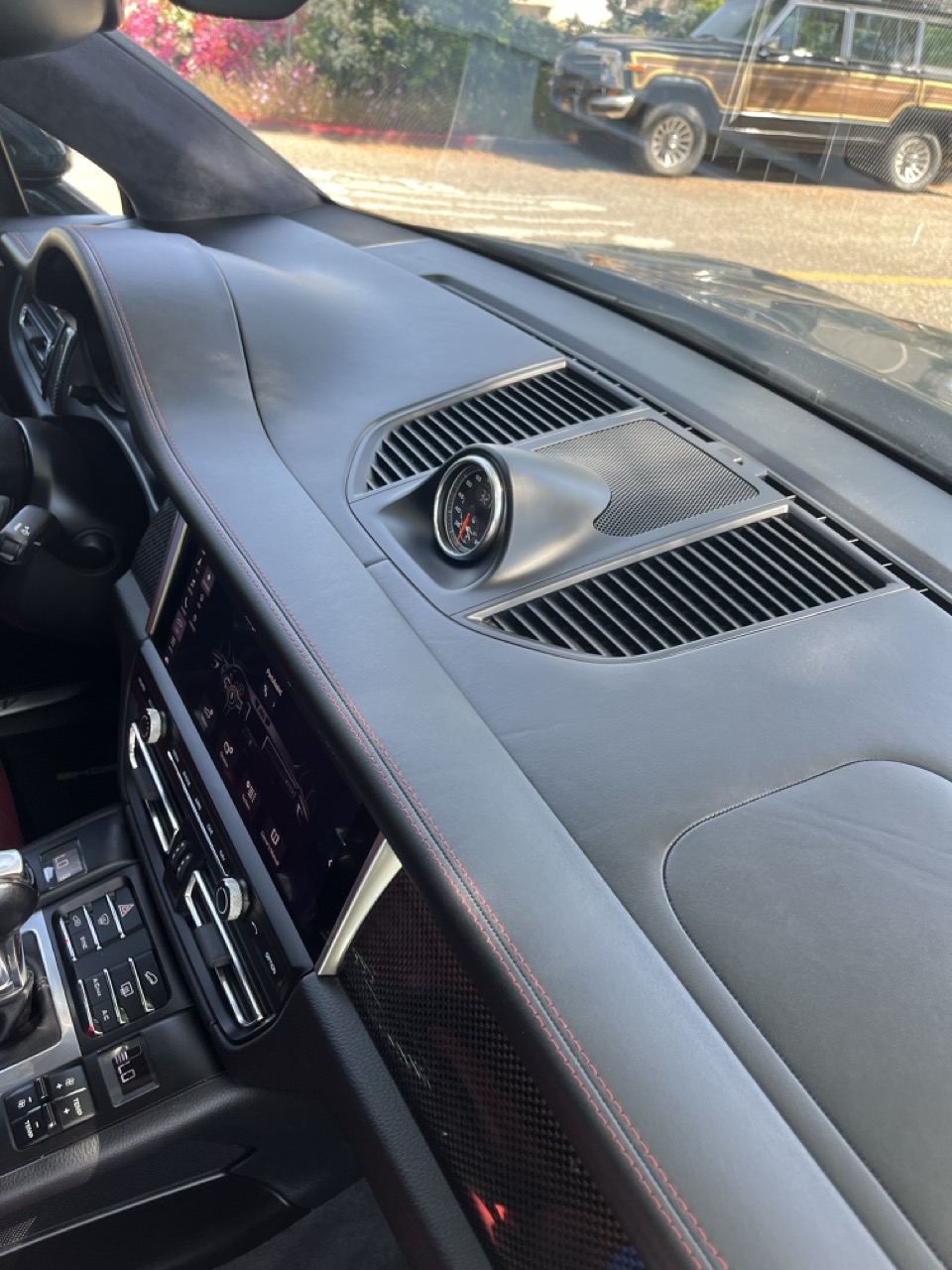 Used 2020 Porsche Macan Turbo AWD/4WD image 27