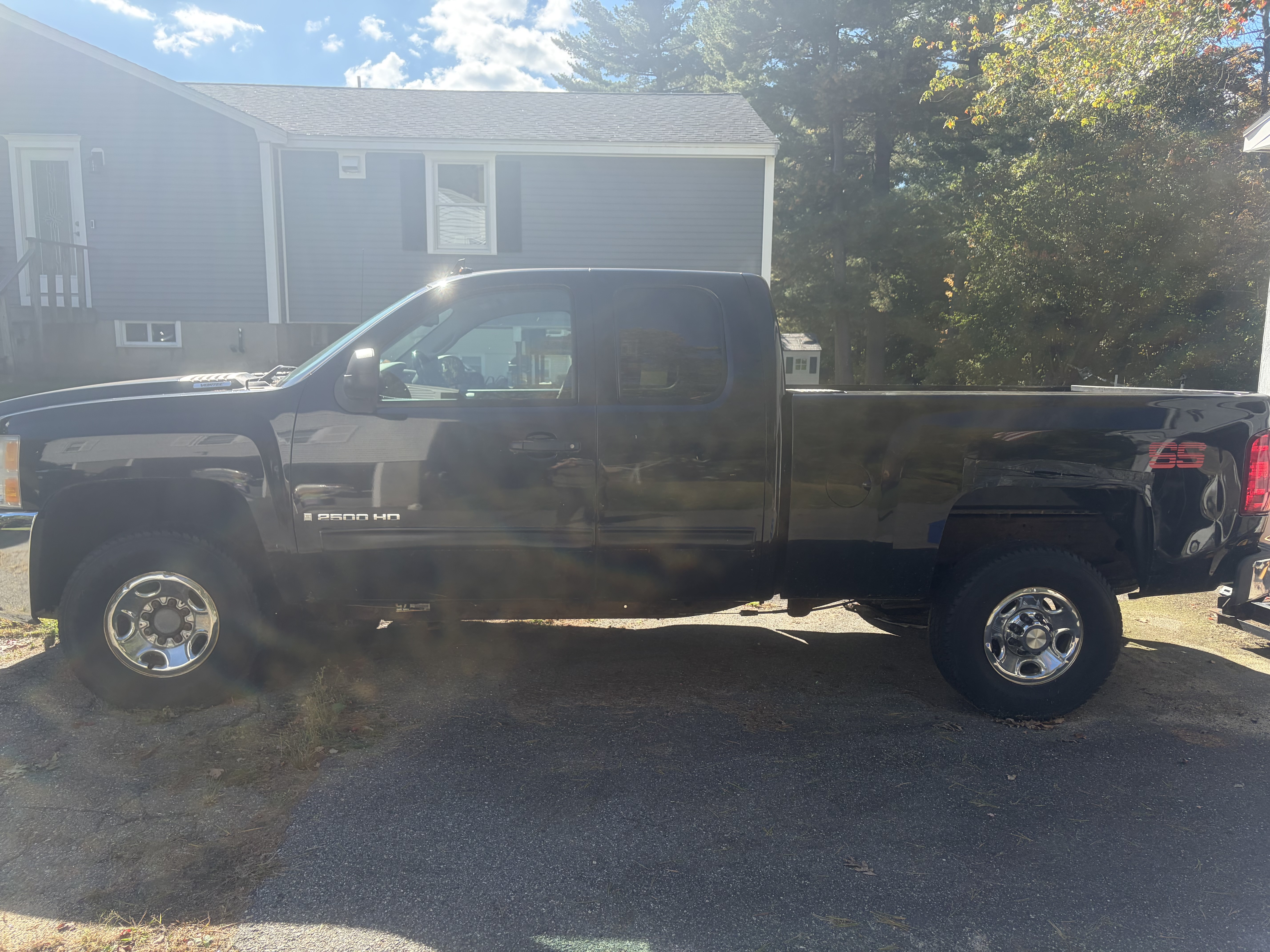 Used 2009 Chevrolet Silverado 2500 LT w/ Exterior Plus Package AWD/4WD image 2