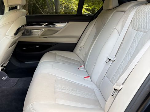 Used 2017 BMW 750i RWD image 22