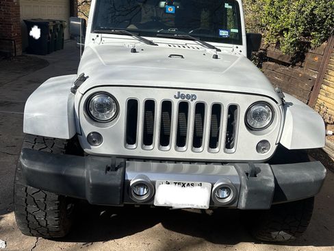 Used 2018 Jeep Wrangler Unlimited Sahara image 2