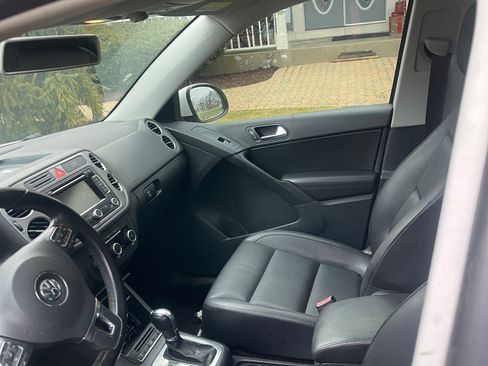 Used 2011 Volkswagen Tiguan SE image 2