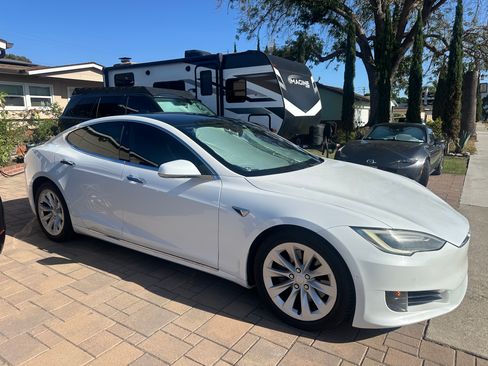 Used 2017 Tesla Model S 75D AWD/4WD image 4