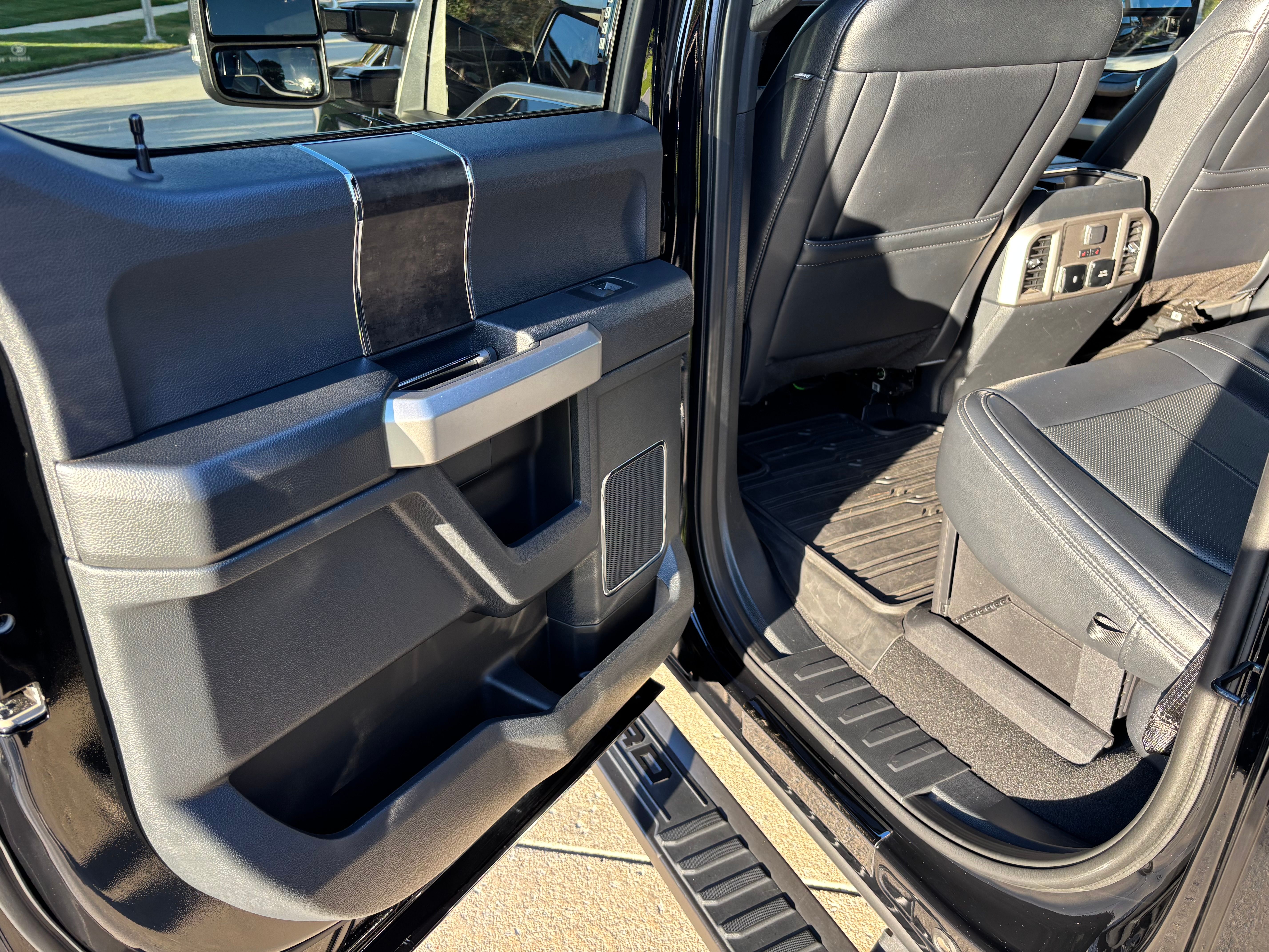 Used 2022 Ford F250 Lariat w/ Black Appearance Package AWD/4WD image 14