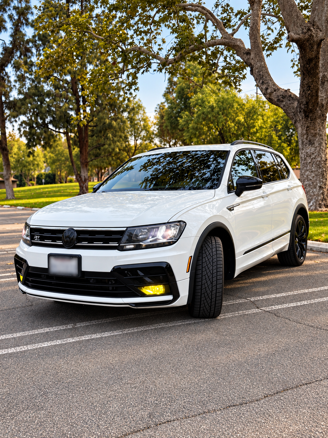Used 2020 Volkswagen Tiguan SE R-Line FWD image 2