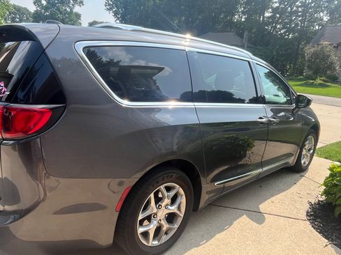 Used 2019 Chrysler Pacifica Limited FWD image 5