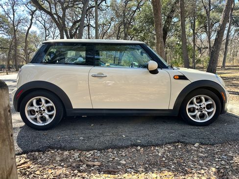 Used 2011 MINI Cooper Hardtop image 2