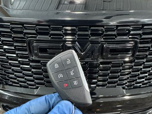 Used 2021 GMC Yukon Denali w/ Denali Premium Package image 9