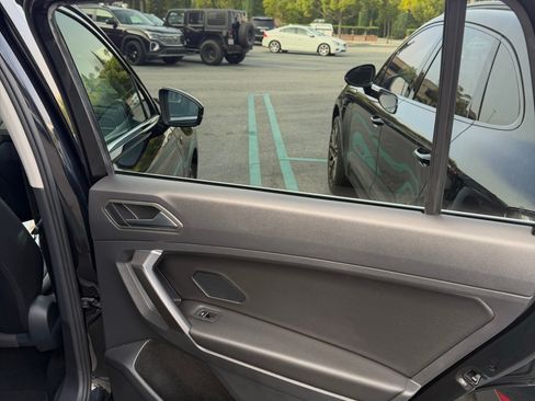 Used 2021 Volkswagen Tiguan SE image 15