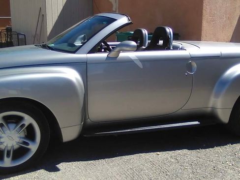 Used 2005 Chevrolet SSR w/ Preferred Equipment Group RWD image 2