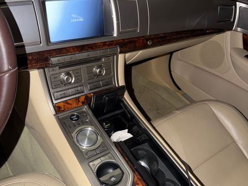 Used 2011 Jaguar XF Premium image 5