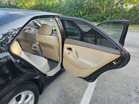 Used 2011 Toyota Camry LE image 11