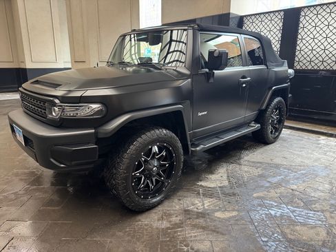 Used 2014 Toyota FJ Cruiser Sport Utility 2D image 1