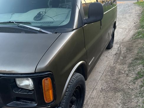 Used 2002 GMC Savana 2500 Passenger image 1