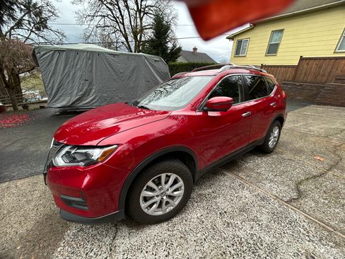 Used 2017 Nissan Rogue SV w/ SV Premium Package image 2