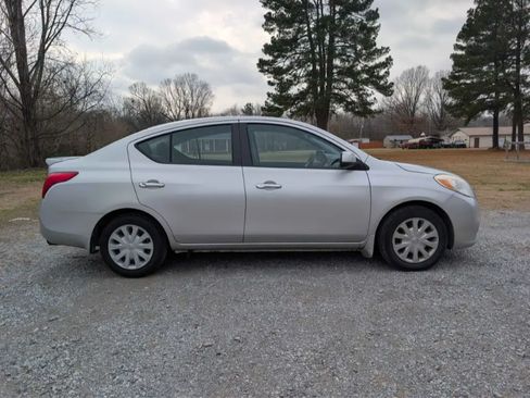 Used 2013 Nissan Versa SV image 2