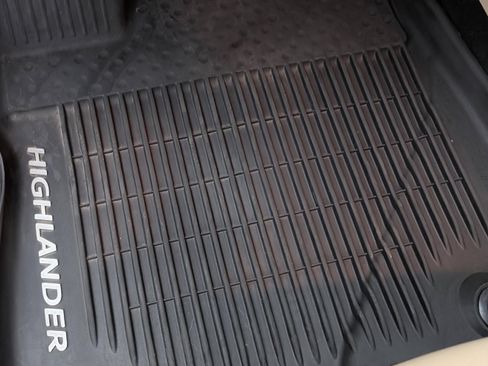 Used 2017 Toyota Highlander XLE image 24