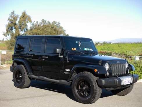 Used 2015 Jeep Wrangler Unlimited Sahara w/ Max Tow Package image 2