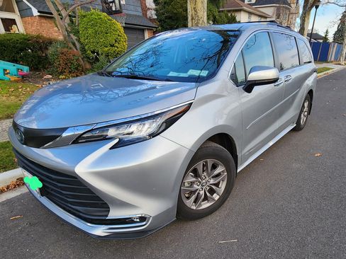 Used 2023 Toyota Sienna XLE image 9