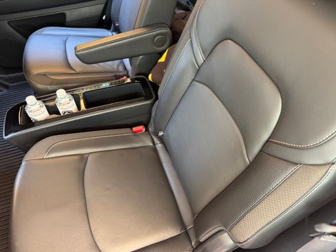 Used 2024 Nissan Pathfinder SL w/ SL Premium Package image 16