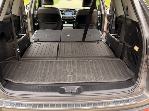 Used 2017 Toyota Highlander XLE image 6