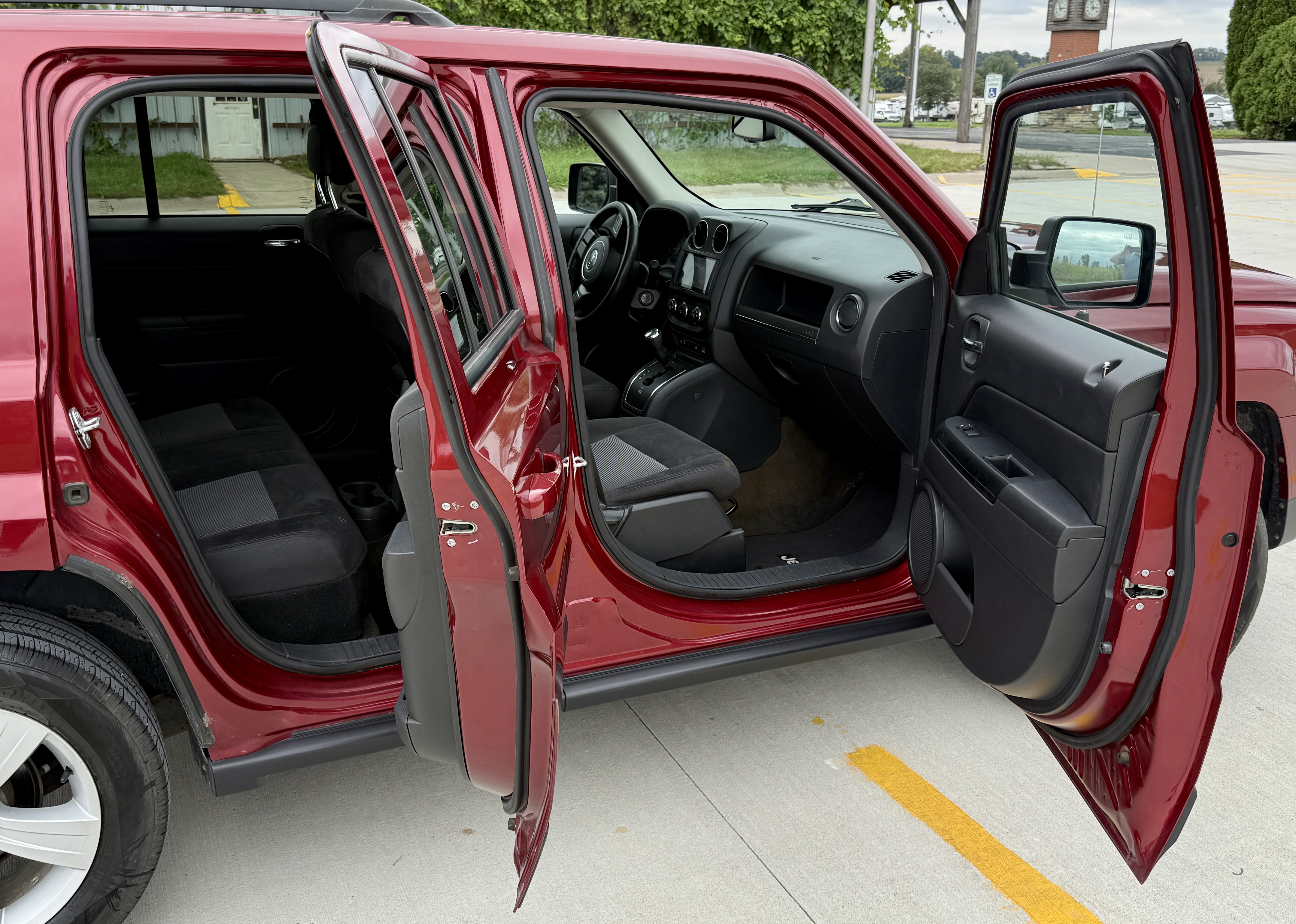 Used 2016 Jeep Patriot Latitude AWD/4WD image 12