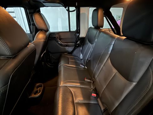 Used 2015 Jeep Wrangler Unlimited Sahara AWD/4WD image 5