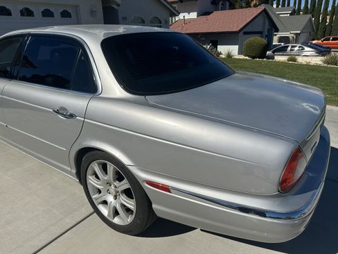 Used 2005 Jaguar XJ8 image 18