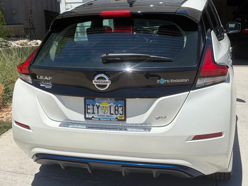 Used 2018 Nissan Leaf SV w/ SV Technology Package FWD image 4