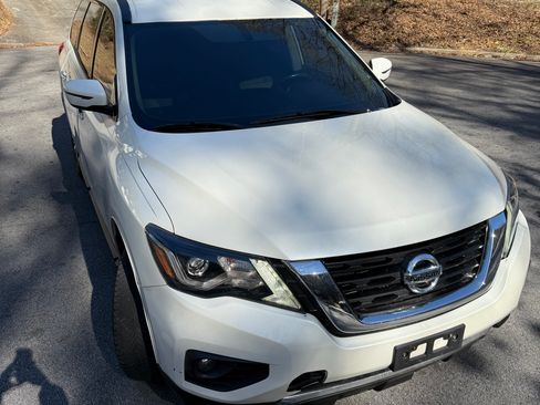 Used 2019 Nissan Pathfinder SV image 1