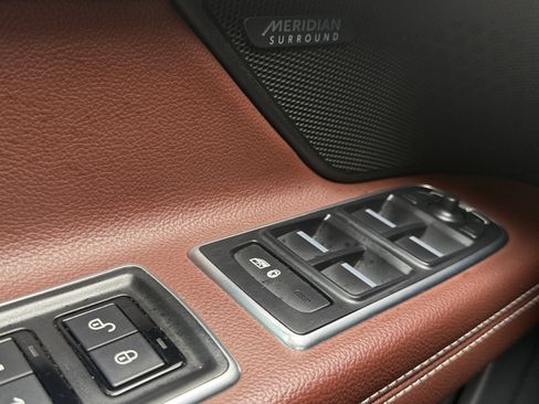 Used 2018 Jaguar XF S image 18