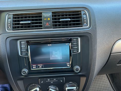 Used 2017 Volkswagen Jetta SE image 9