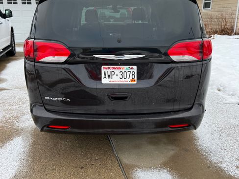 Used 2017 Chrysler Pacifica LX image 6