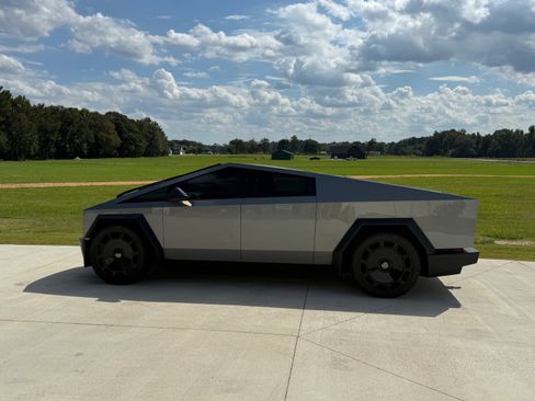 Used 2025 Tesla Cybertruck AWD Crew Cab image 15