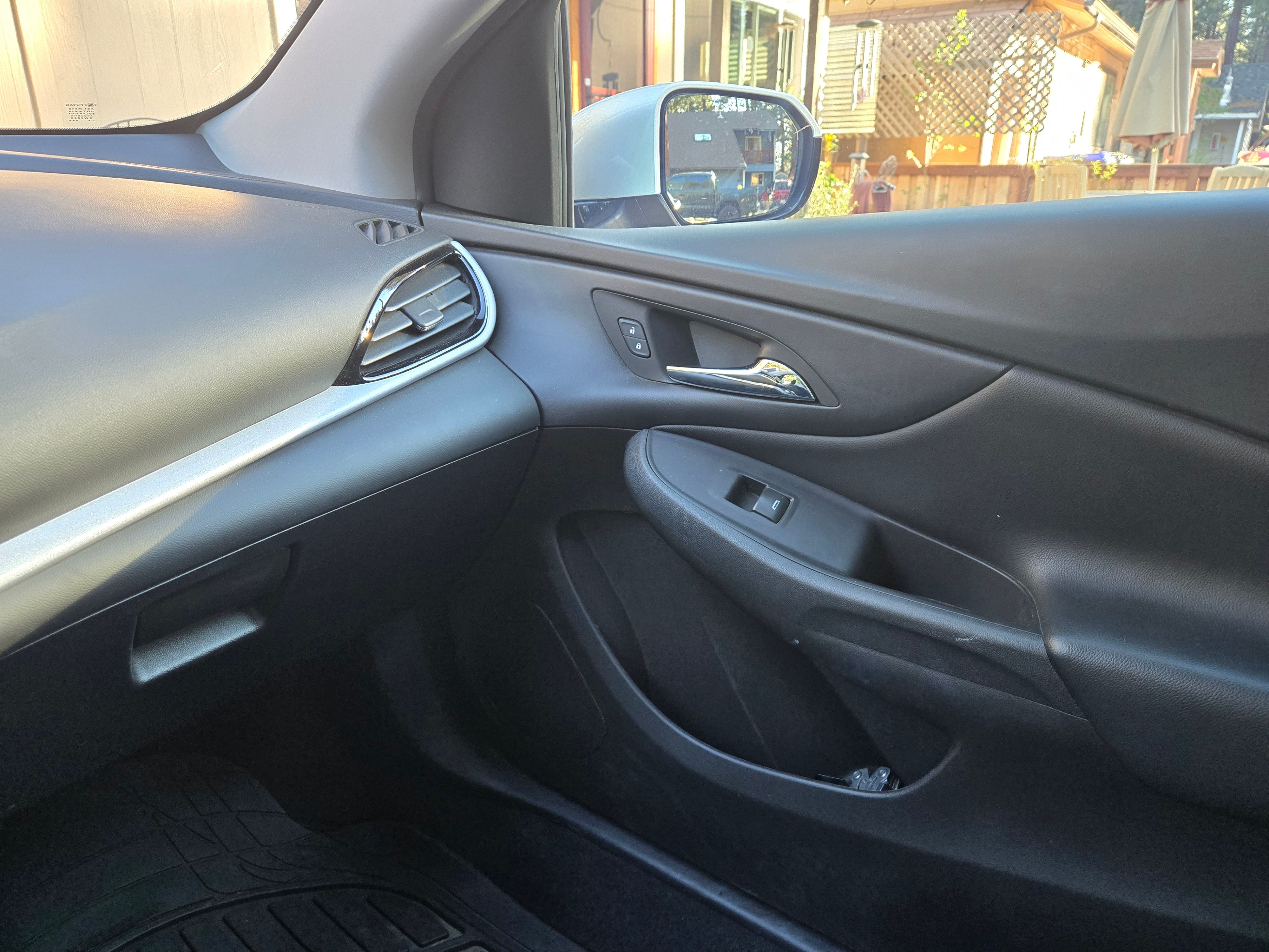 Used 2018 Chevrolet Volt LT w/ Comfort Package FWD image 11