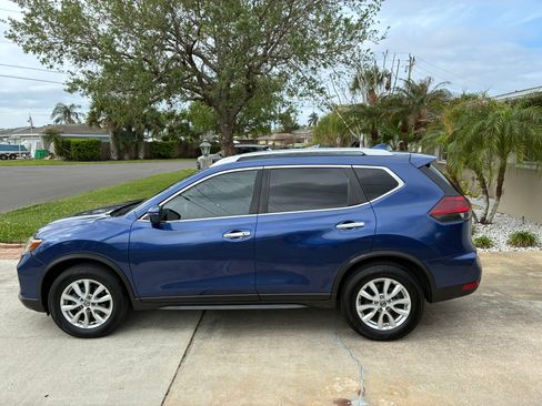 Used 2020 Nissan Rogue SV image 2