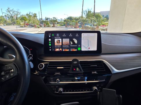 Used 2022 BMW 530e w/ Premium Package image 11