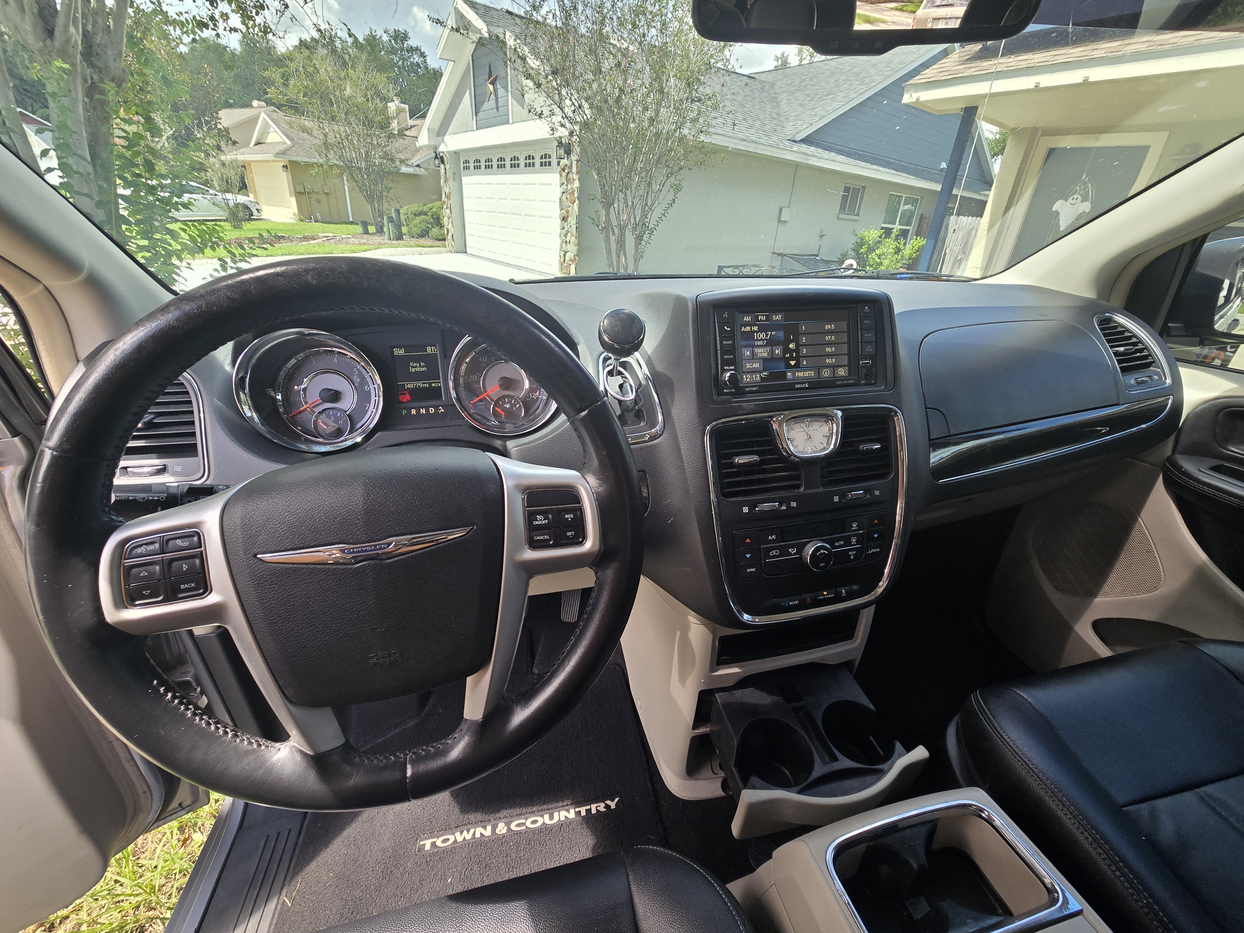 Used 2016 Chrysler Town & Country Touring FWD image 12