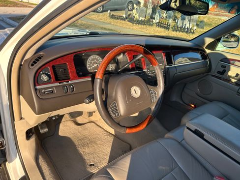 Used 2003 Lincoln Town Car Signature image 11