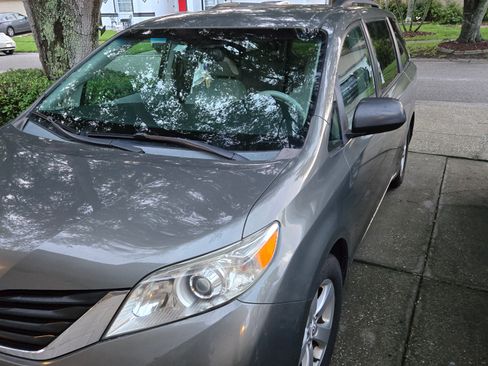 Used 2011 Toyota Sienna LE FWD image 2