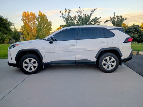 Used 2022 Toyota RAV4 LE image 1