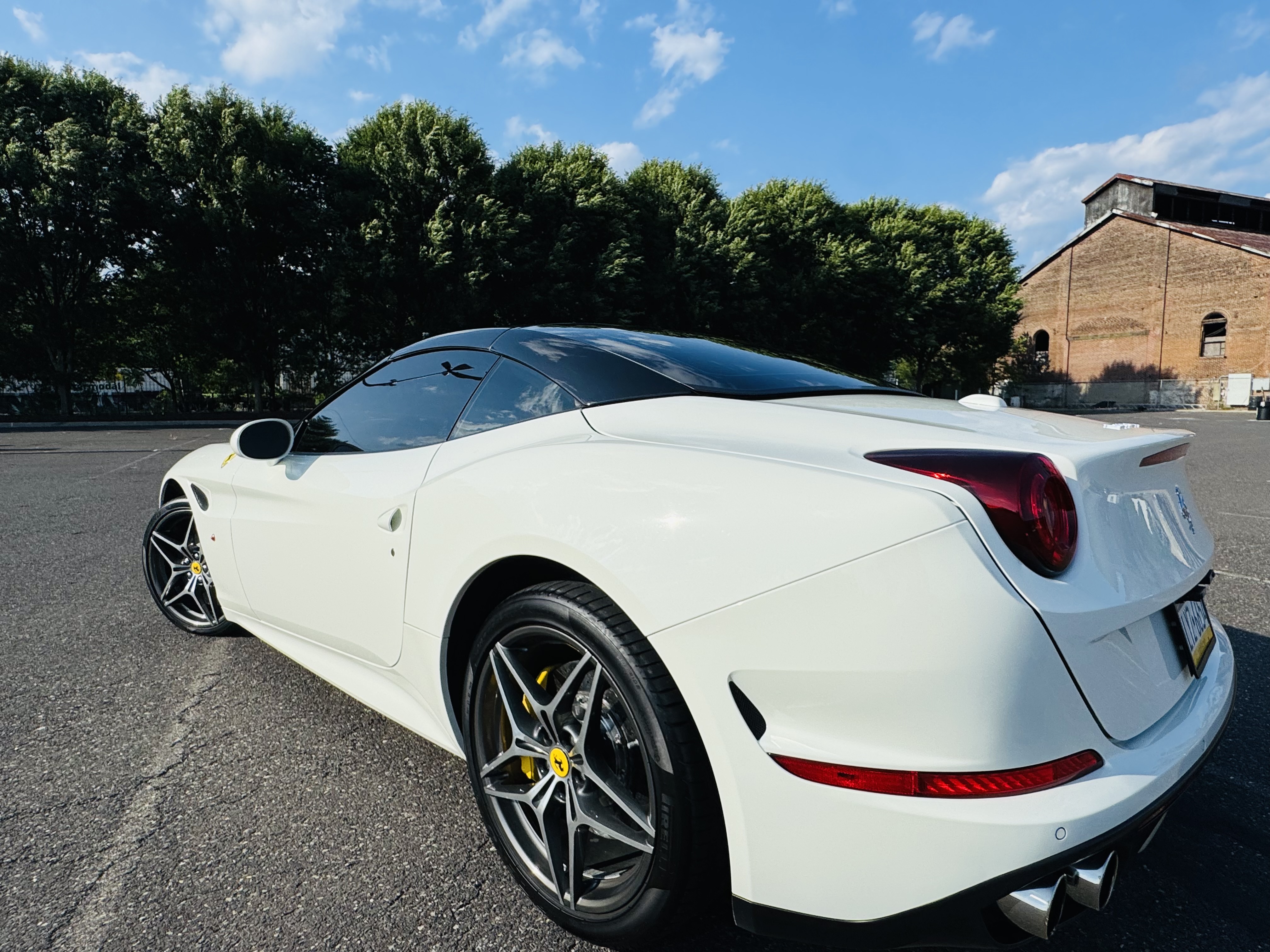 Used 2016 Ferrari California T RWD image 21