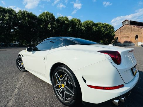 Used 2016 Ferrari California T image 21