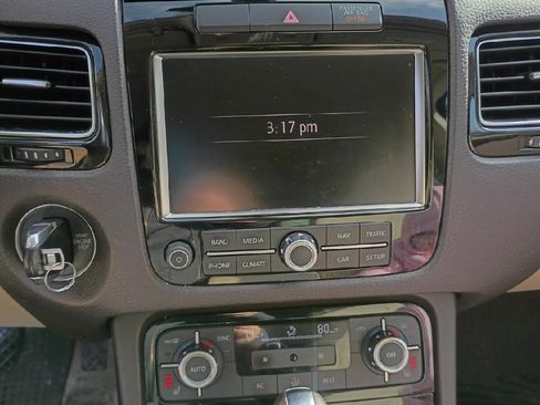 Used 2013 Volkswagen Touareg Sport image 15