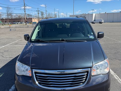 Used 2014 Chrysler Town & Country Touring image 2