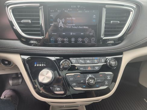 Used 2018 Chrysler Pacifica Limited w/ Tire & Wheel Group image 19