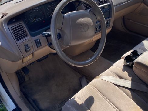 Used 1996 Toyota Avalon XL image 2