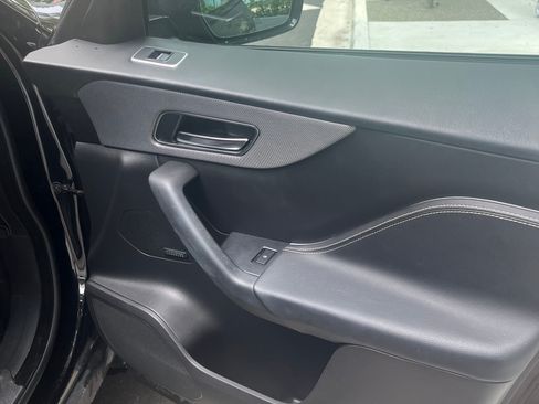 Used 2018 Jaguar F-PACE S image 8