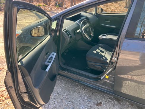 Used 2014 Toyota Prius V Three image 6